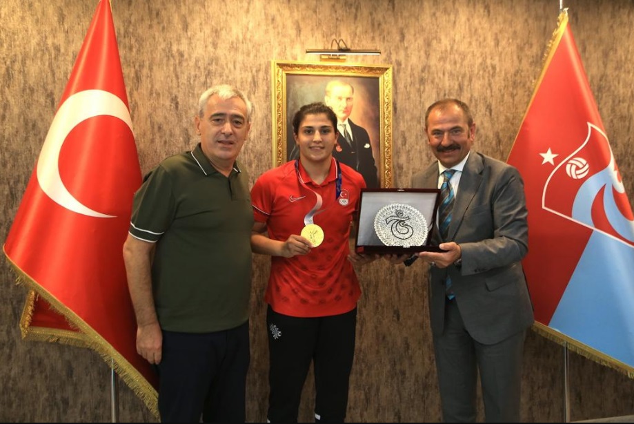 Olimpiyat şampiyonu boksörümüz Busenaz Sürmeneli, sözünü tuttuğu için mutlu olduğunu söyledi