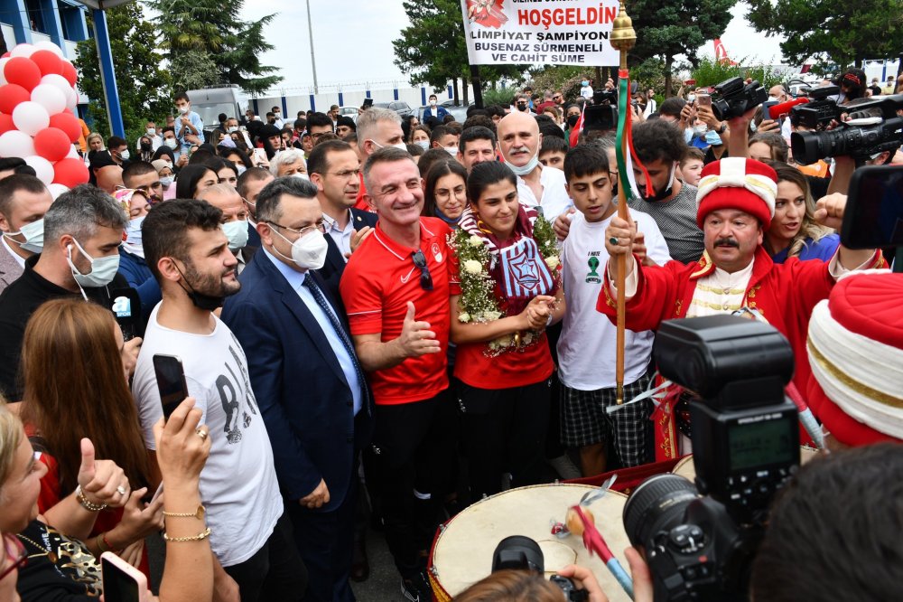 Olimpiyat şampiyonu boksörümüz Busenaz Sürmeneli, sözünü tuttuğu için mutlu olduğunu söyledi